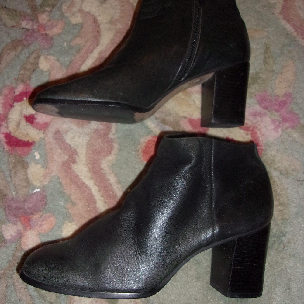Vintage Bandolino Black Leather Booties